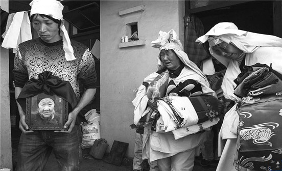 河北農村喪葬&ldquo;哭街&rdquo;習俗，閨女撕心裂肺沿街報喪