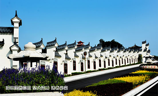 為什么要翻著捧遺像？